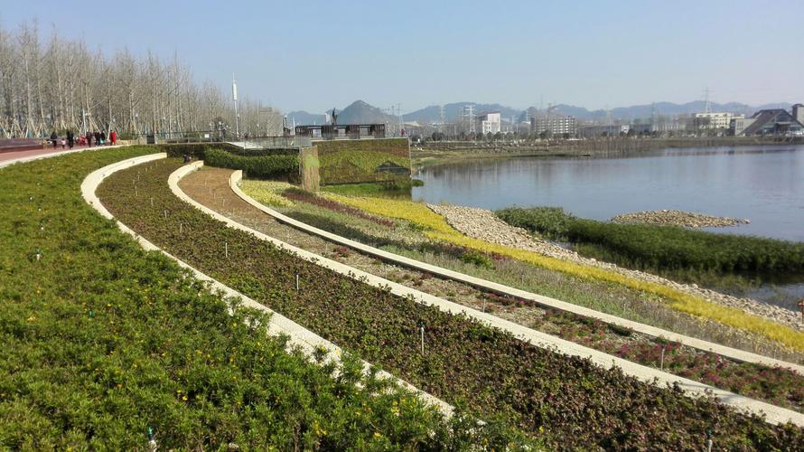 太阳湖滨河公园